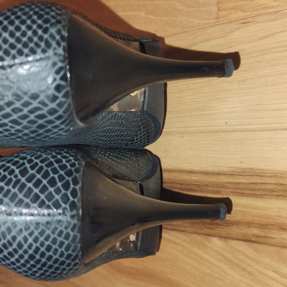 Betsy Johnson black "snakeskin" leather stiletto slouchy booties, 3.75" heel - Picture 7 of 7